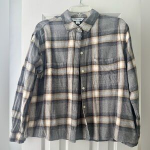 Old Navy Women’s Flannel Plaid Shirt in Gray/Black/Gold/Cream, Size M